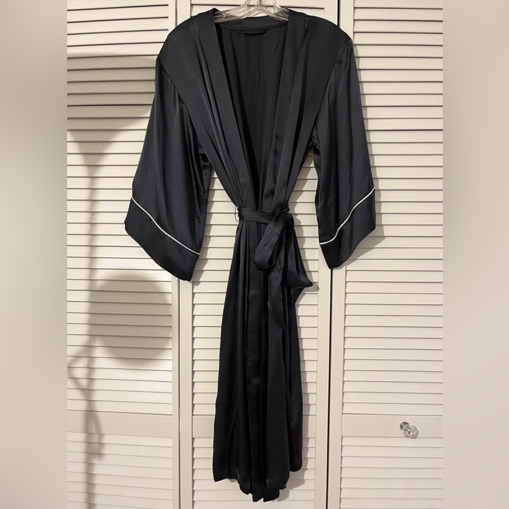 NEW H&M PREMIUM Collection 100% SILK retail: $250 Dark Grey/White Robe size XS/S
